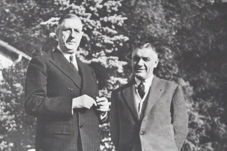 Photographie originale dédicacée de Charles De Gaulle à Emilien Amaury