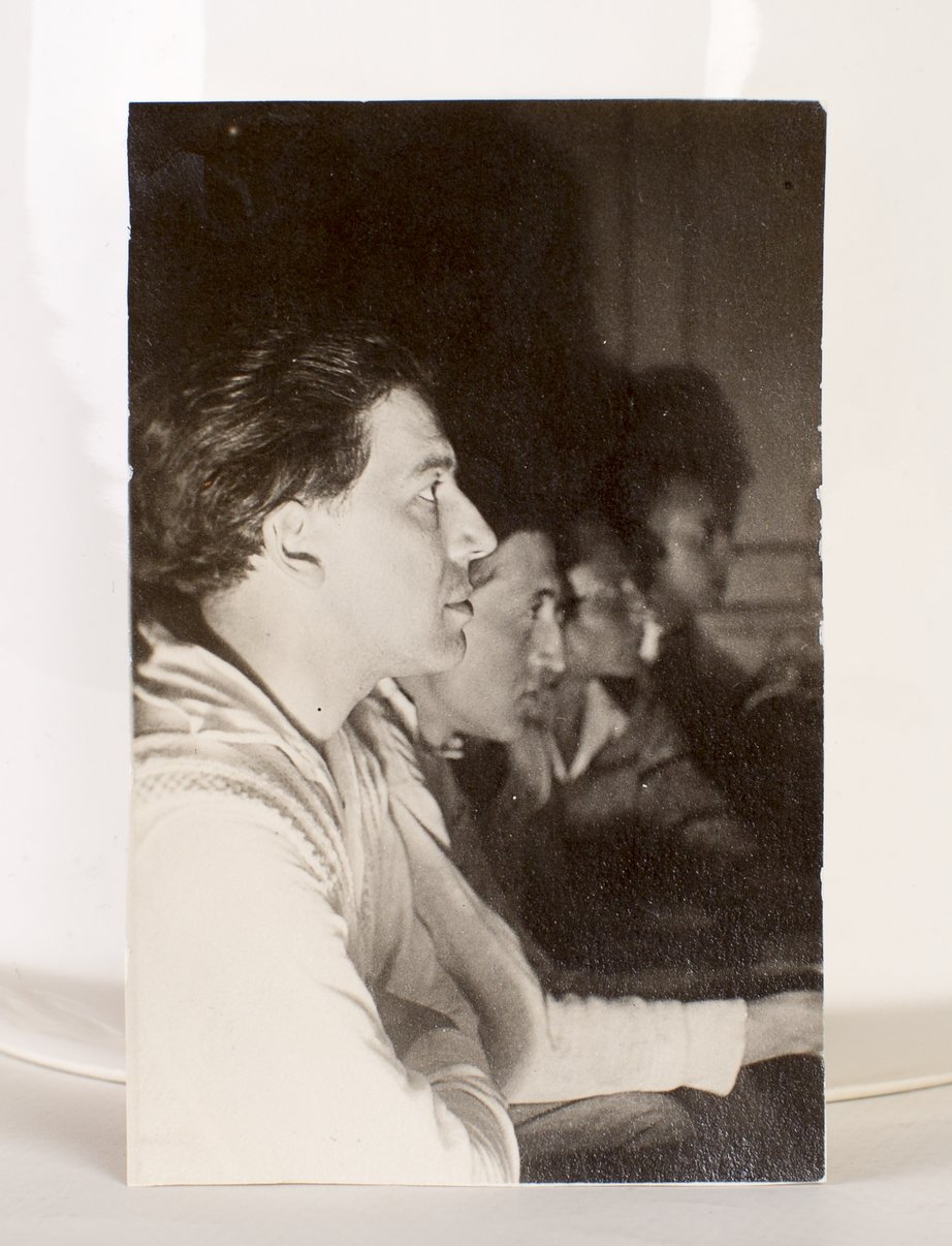 Photographie originale représentant André Breton de profil aux côtés de …
