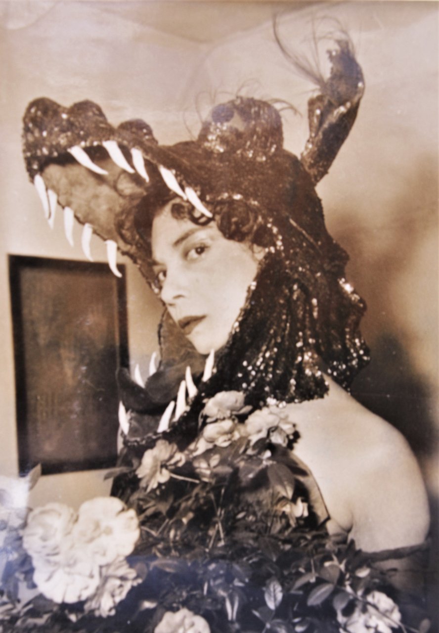 Photographie originale représentant Leonor Fini coiffée d'une tête de crocodile