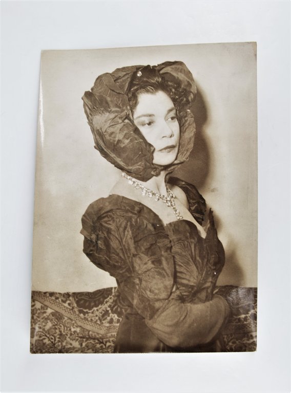 Photographie originale représentant Leonor Fini habillée en feuilles de chou