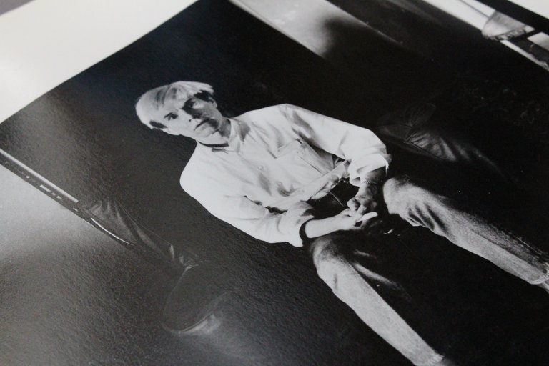 Portrait d'Andy Warhol. Photographie Originale tirée par l'artiste.