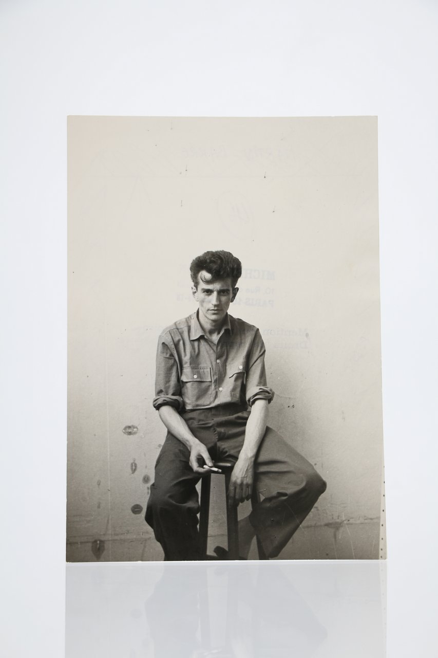 Portrait photographique de Martin Barré fumant une cigarette