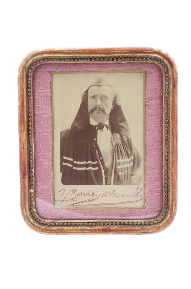 Portrait photographique dédicacé de Jules Barbey d'Aurevilly en tenue de …