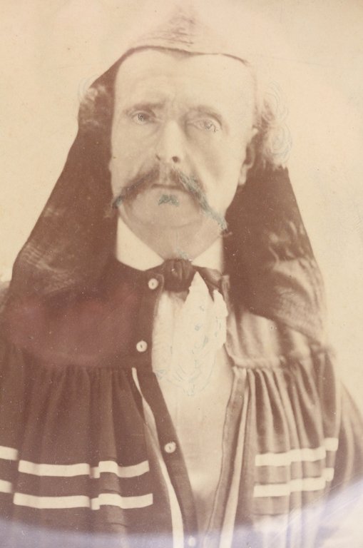 Portrait photographique dédicacé de Jules Barbey d'Aurevilly en tenue de …