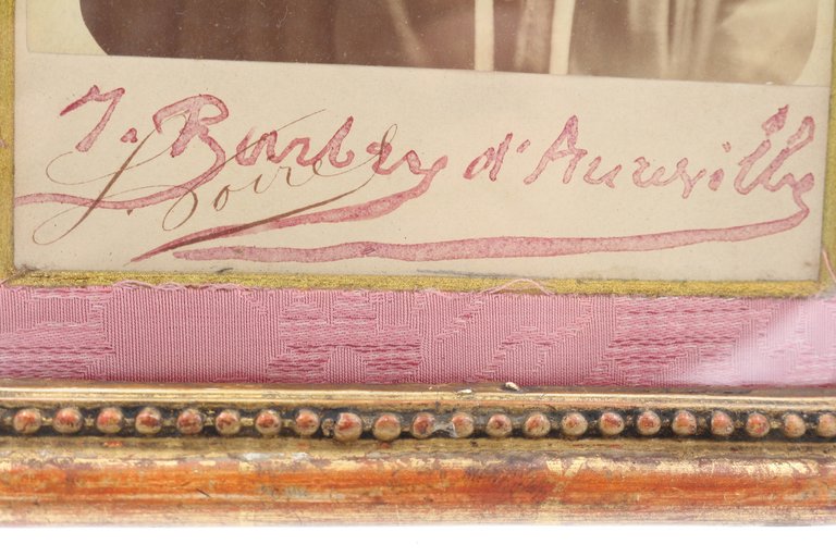 Portrait photographique dédicacé de Jules Barbey d'Aurevilly en tenue de …