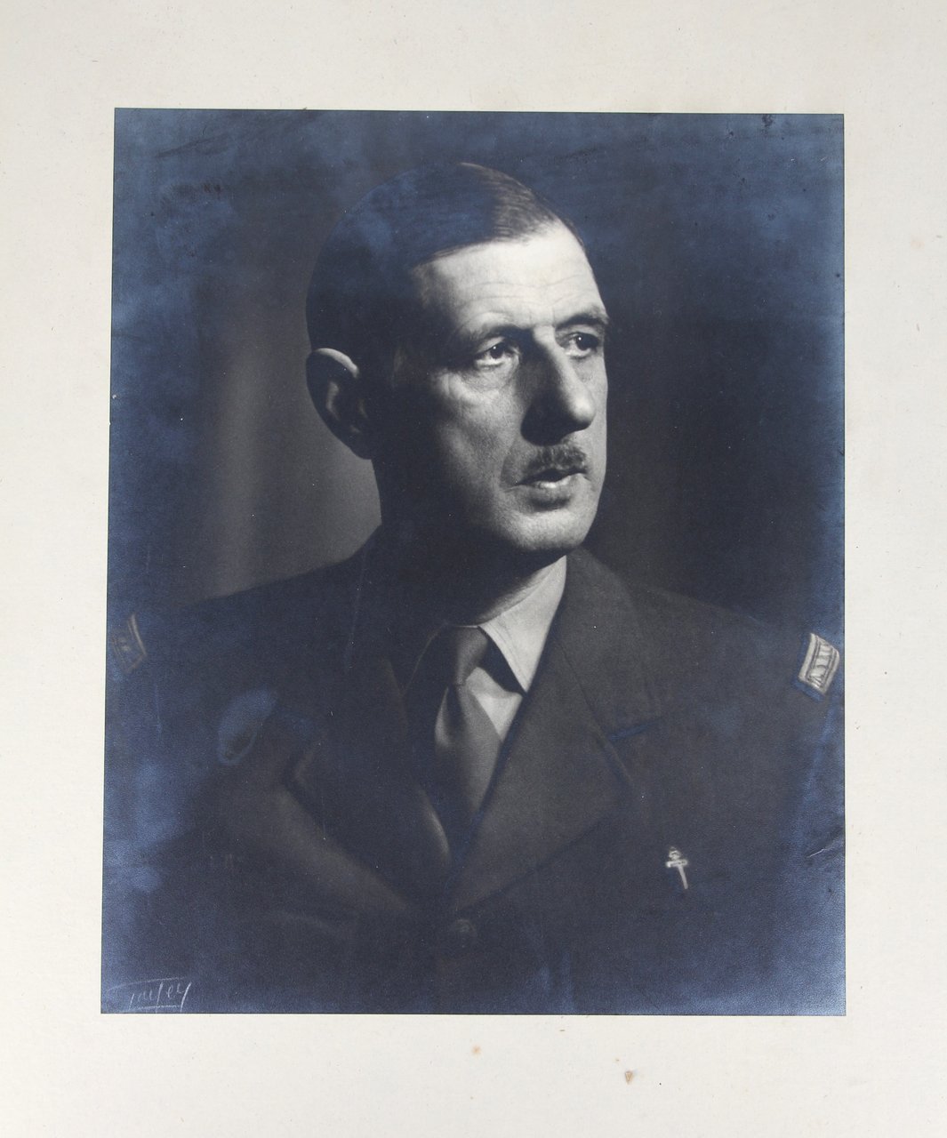 Portrait photographique original de Charles de Gaulle pris à Londres