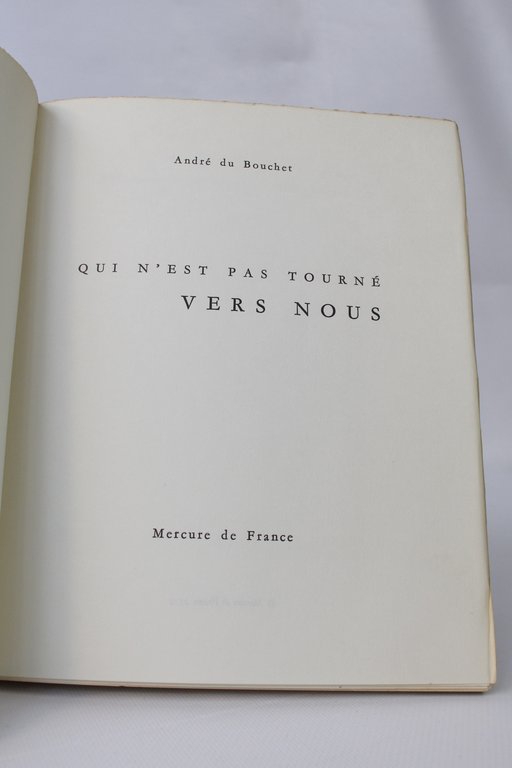 Qui n'est pas tourné vers nous