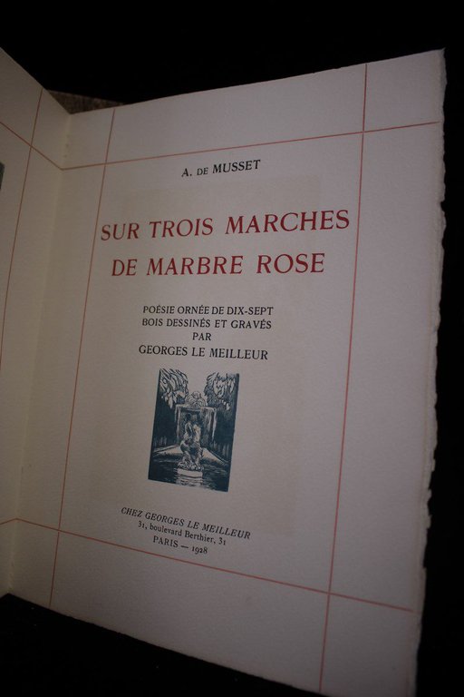 Sur trois marches de marbre rose