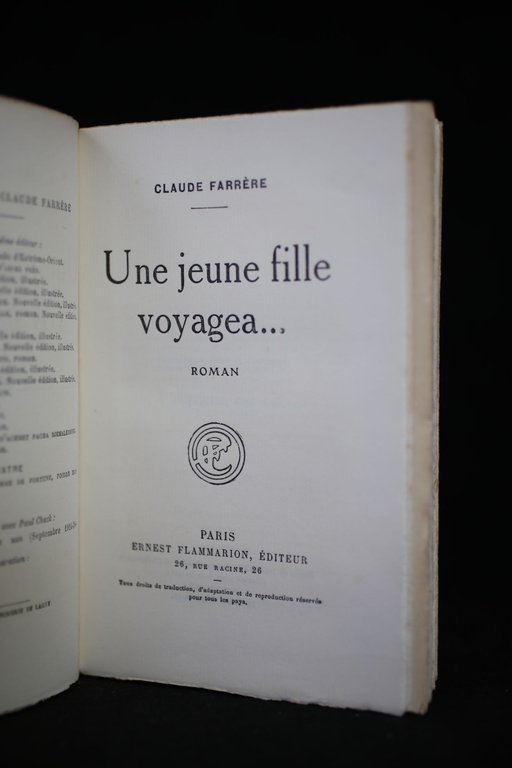 Une jeune fille voyagea.