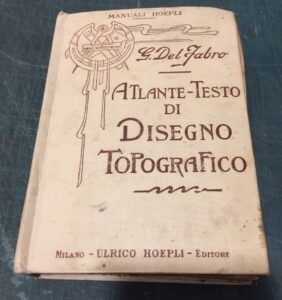 ATLANTE E TESTO DI DISEGNO TOPOGRAFICO