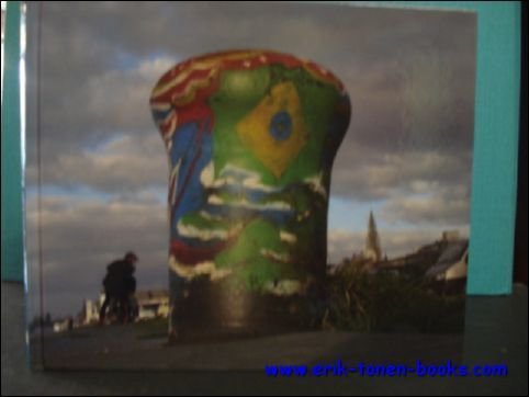 VERANKERD. ANCHORED. KIJKEN NAAR MEERPALEN,