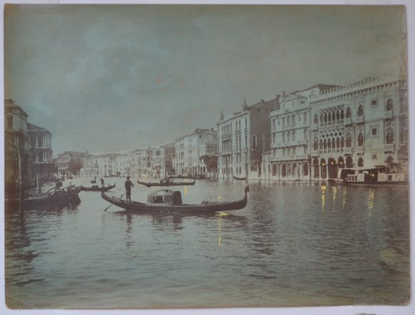 Canale veneziano con gondola