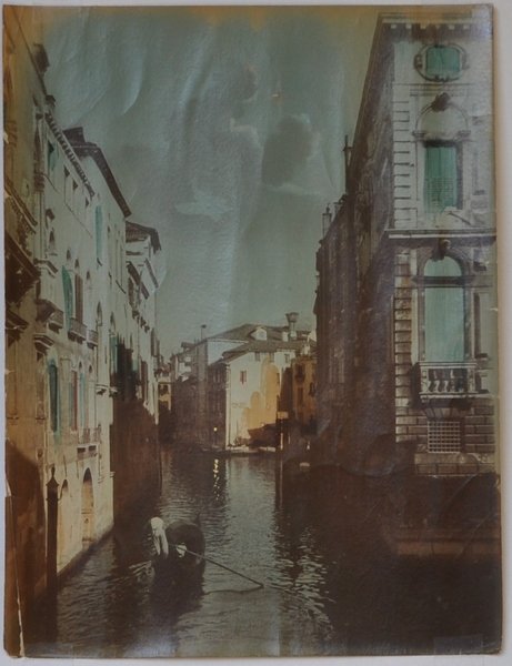 Scorcio di canale veneziano con gondola