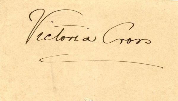 Firma autografa della scrittrice Victoria Cross. 1911 circa.