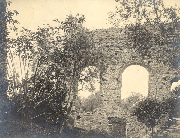 Fotografia originale raffigurante i "Ruderi della Villa di Simon Boccanegra …