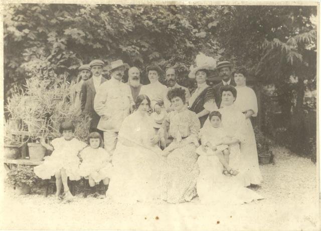 Fotografia di gruppo di Giacomo Puccini coni suoi più stretti …