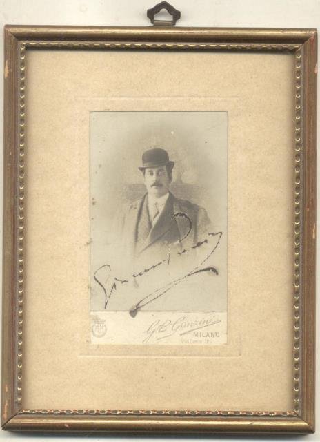 Fotografia originale con firma autografa del musicista Giacomo Puccini. 1900 …