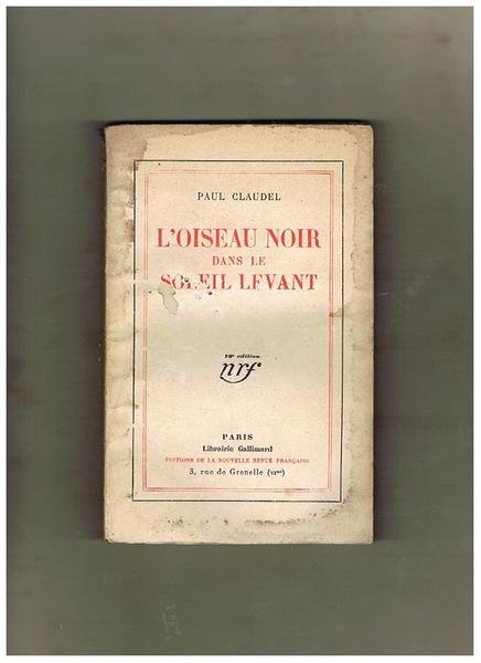 L'oiseau noir dans le soleil levant.