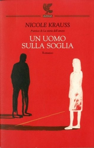 Un uomo sulla soglia.