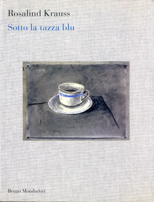 Sotto la tazza blu. | Immagine principale