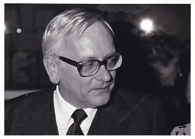 2 Original-Photographien von Günter Gaus beim Empfang für den Verleger …