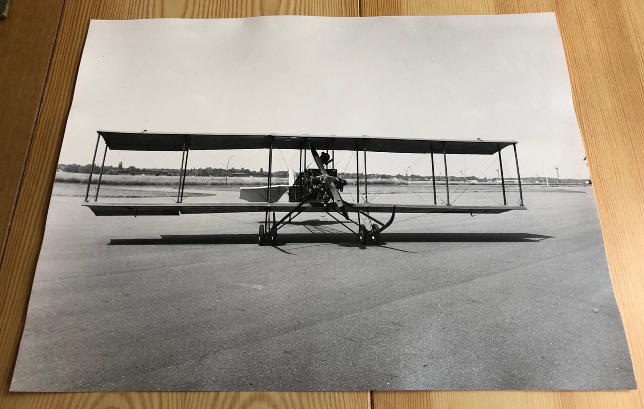 3 großformatige Original-Photographien eines historischen Flugzeugs oder Flugzeugnachbaus.