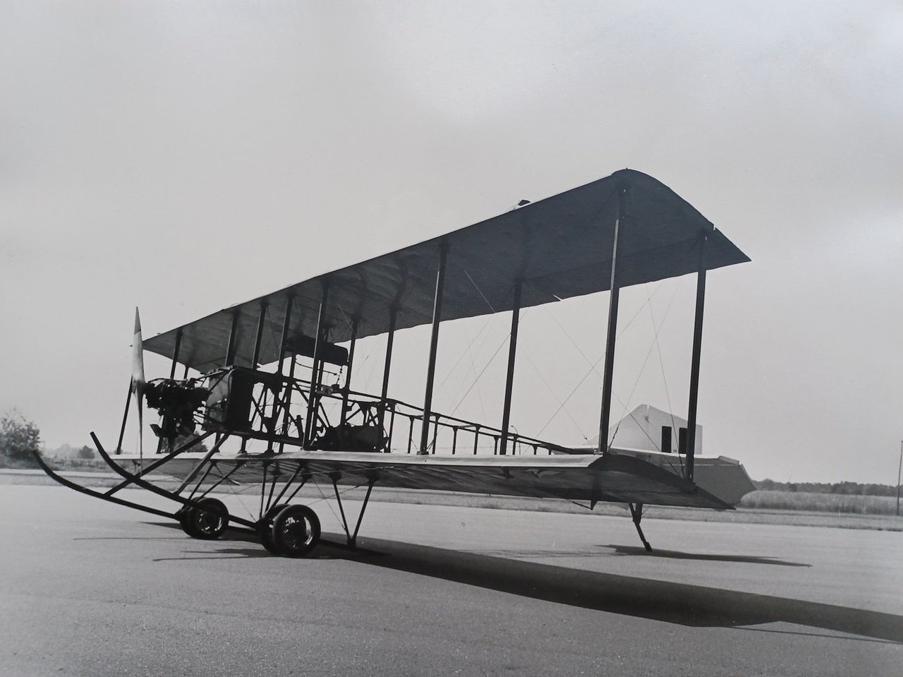 3 großformatige Original-Photographien eines historischen Flugzeugs oder Flugzeugnachbaus.