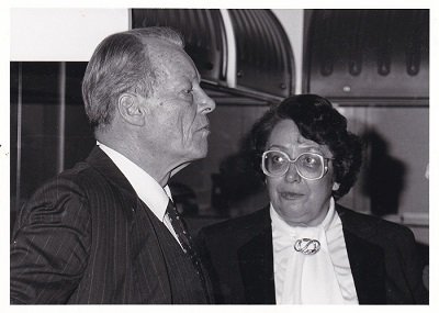 3 Original-Photographien von Willy Brandt beim Empfang für den Verleger …