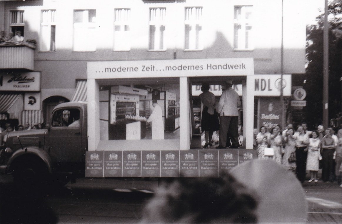 4 Original-Photographien aus dem Festprogramm zur 600-Jahr-Feier Rixdorf / Neukölln …