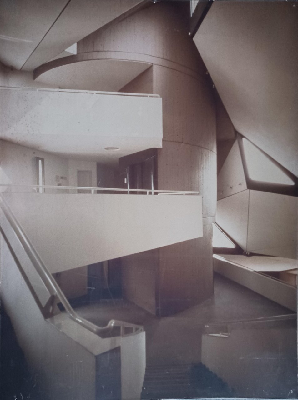 Original-Ausstellungstafel zu einem Wissenschaftsbau im Stil der Nachkriegsmoderne.