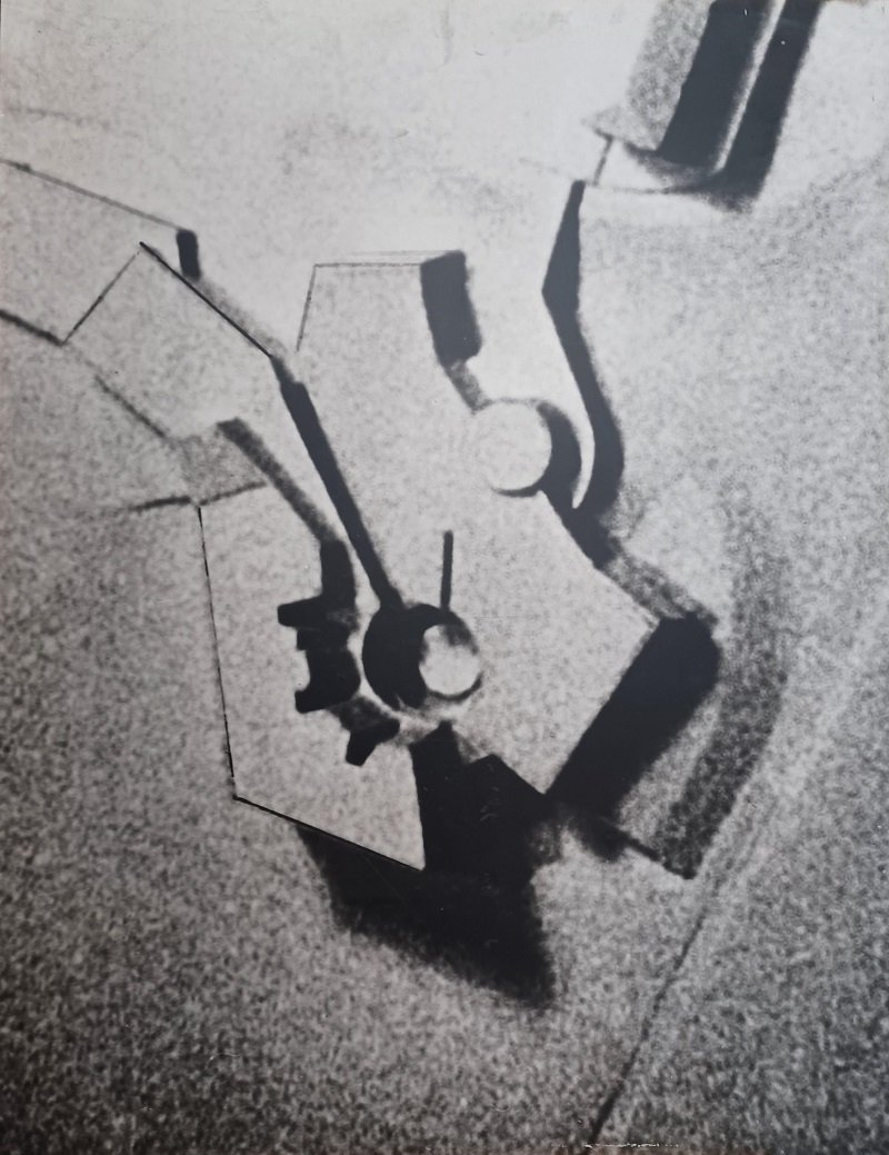 Original-Ausstellungstafel zu einem Wissenschaftsbau im Stil der Nachkriegsmoderne.