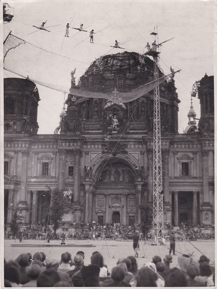 Original-Photographie der "Camilla Meyer"-Hochseilartistengruppe im Berliner Lustgarten 1946.