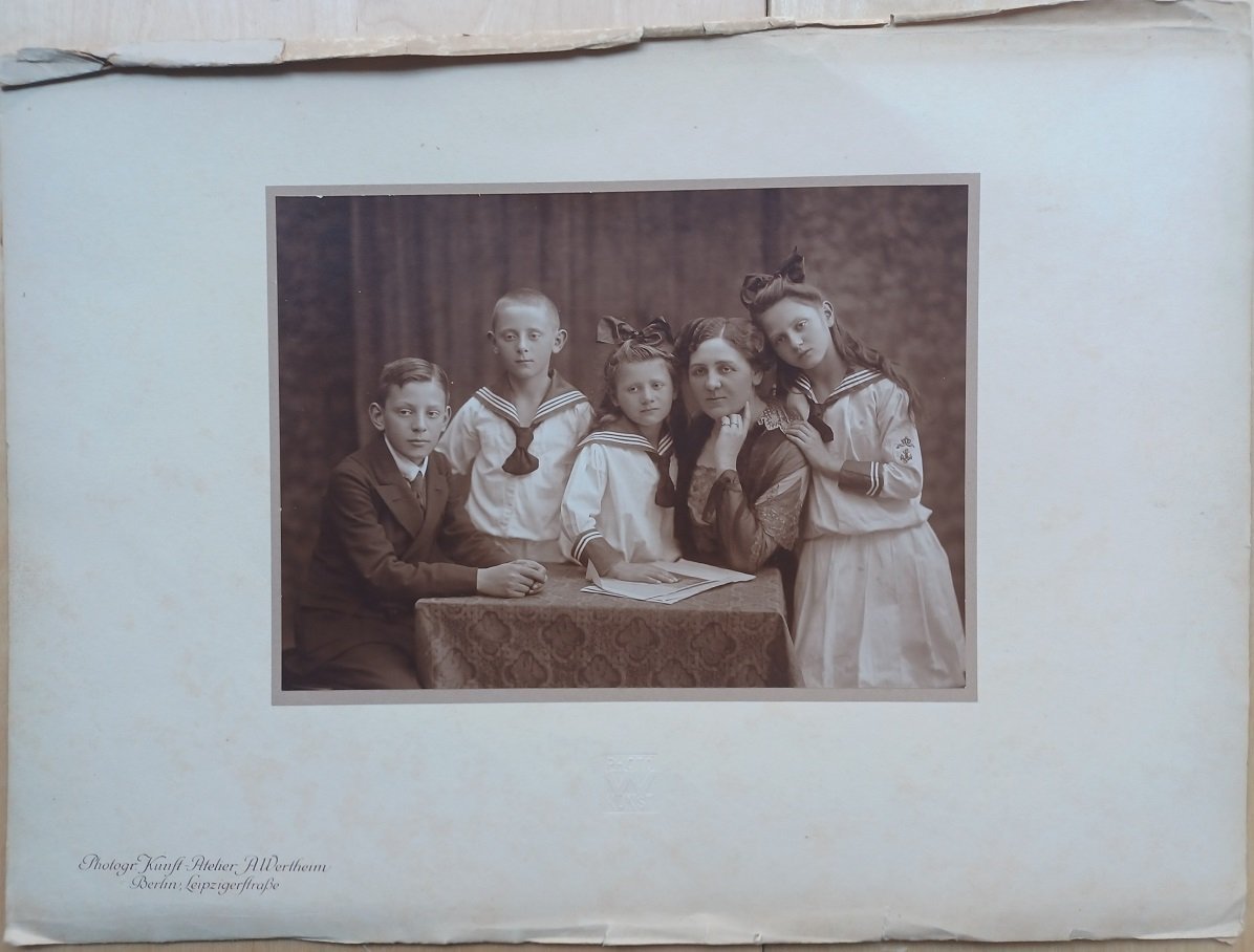 Original-Photographie einer bürgerlichen Familie.