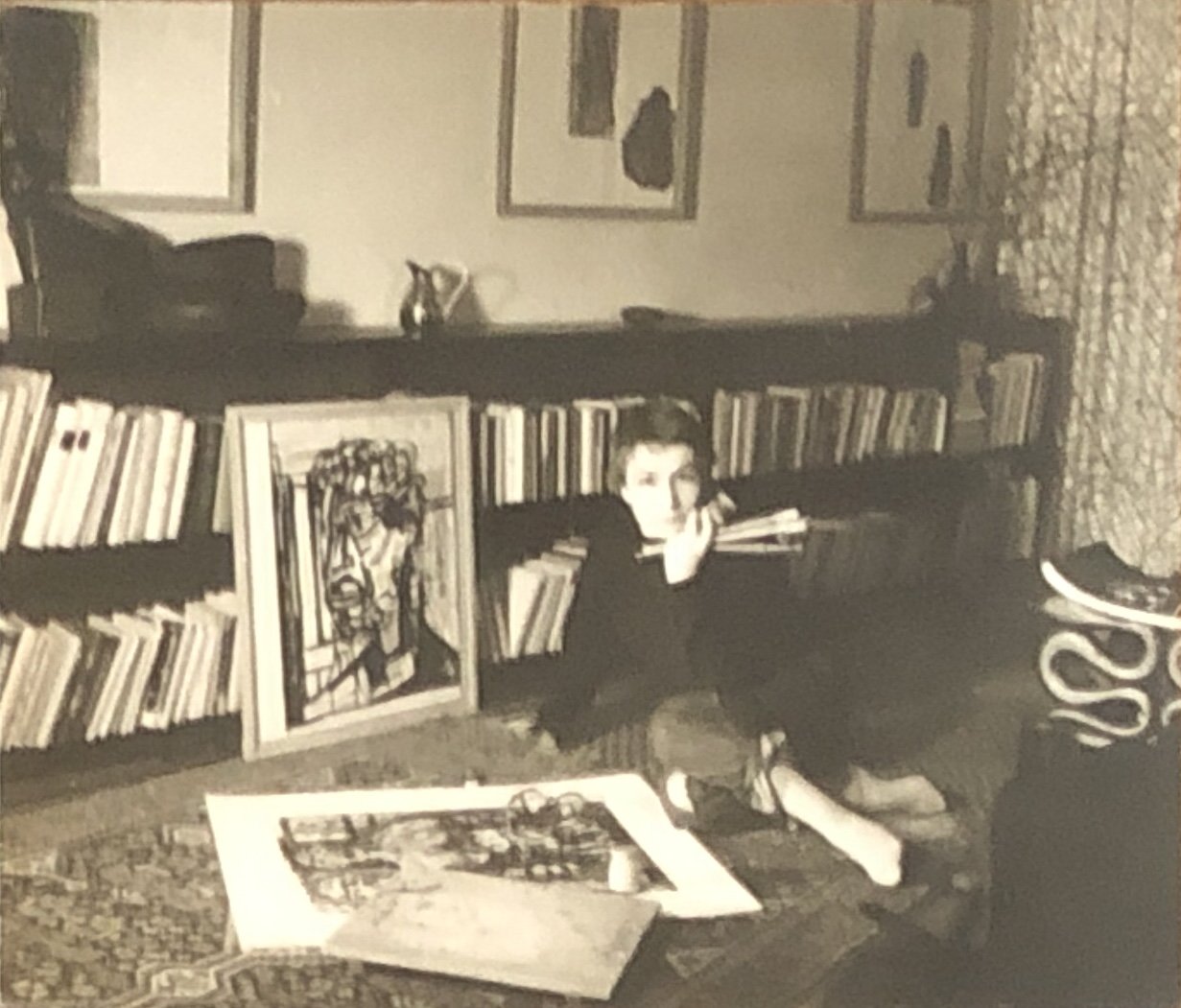 Original-Photographie von Eva Schwimmer bei der Arbeit an ihren Bildern.