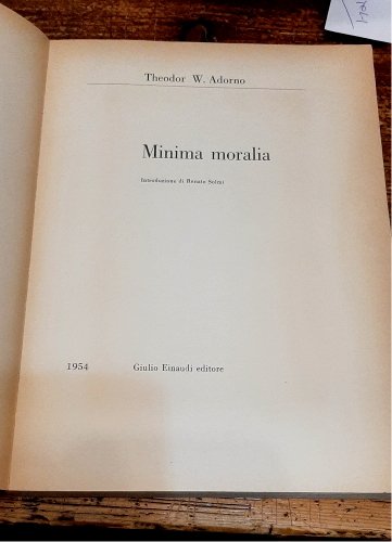 Minima Moralia. Introd. e traduzione di R. Solmi