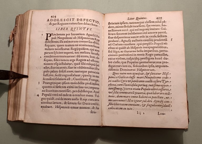 Dissidentis desciscentis receptaeque Neapolis libri VI.