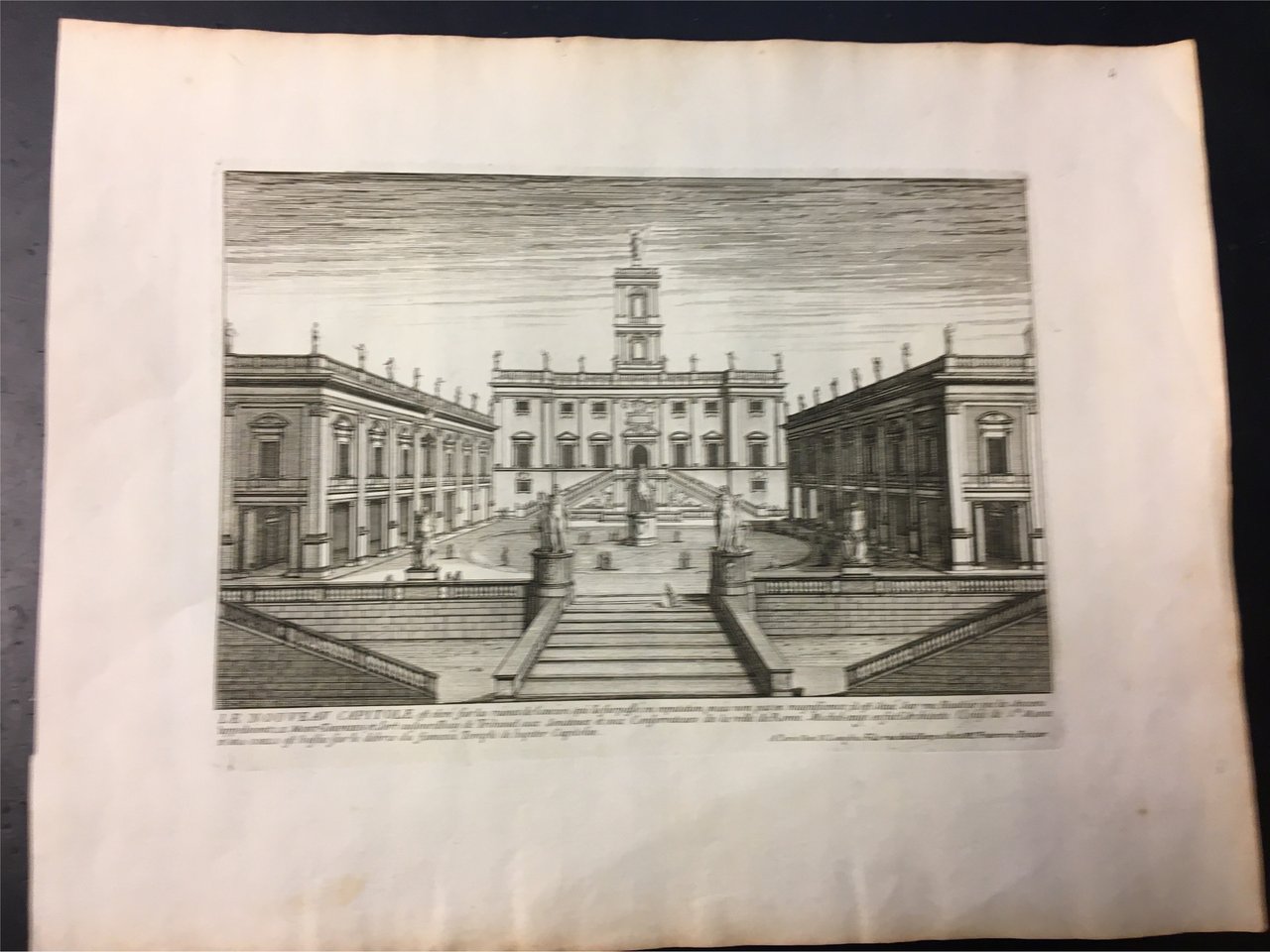 Le Nouveau Capitole (piazza del Campidoglio). Stampa di cm. 19,3 …