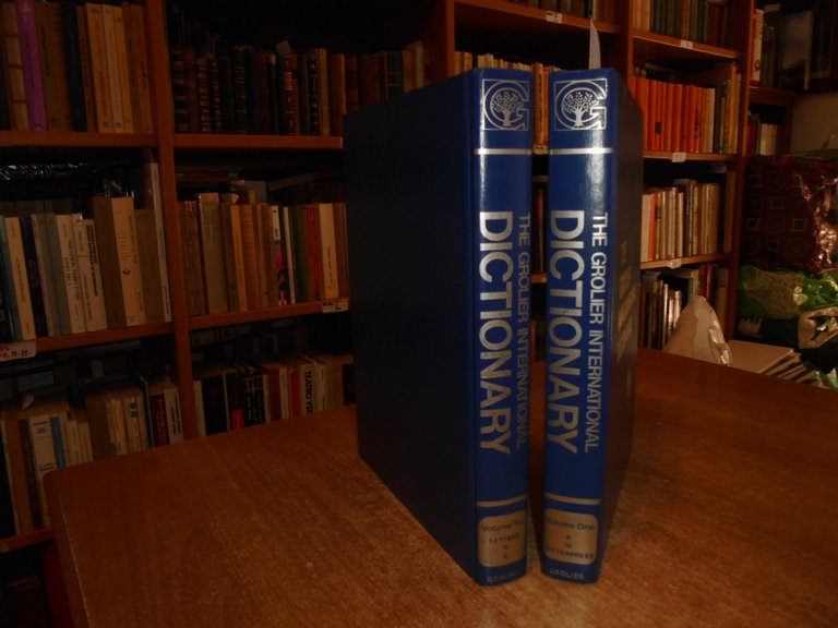 AA. VV. The GROLIER International Dictionary 1981