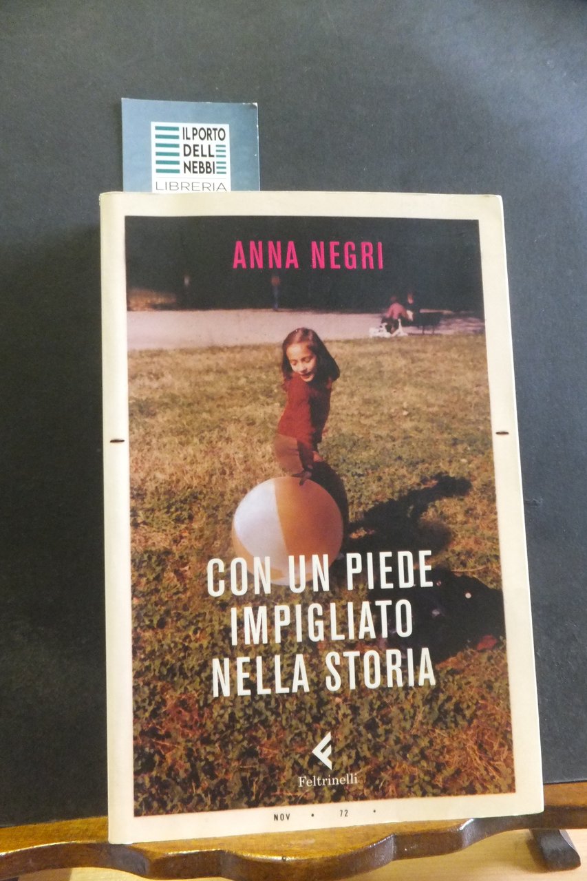 CON UN PIEDE IMPIGLIATO NELLA STORIA