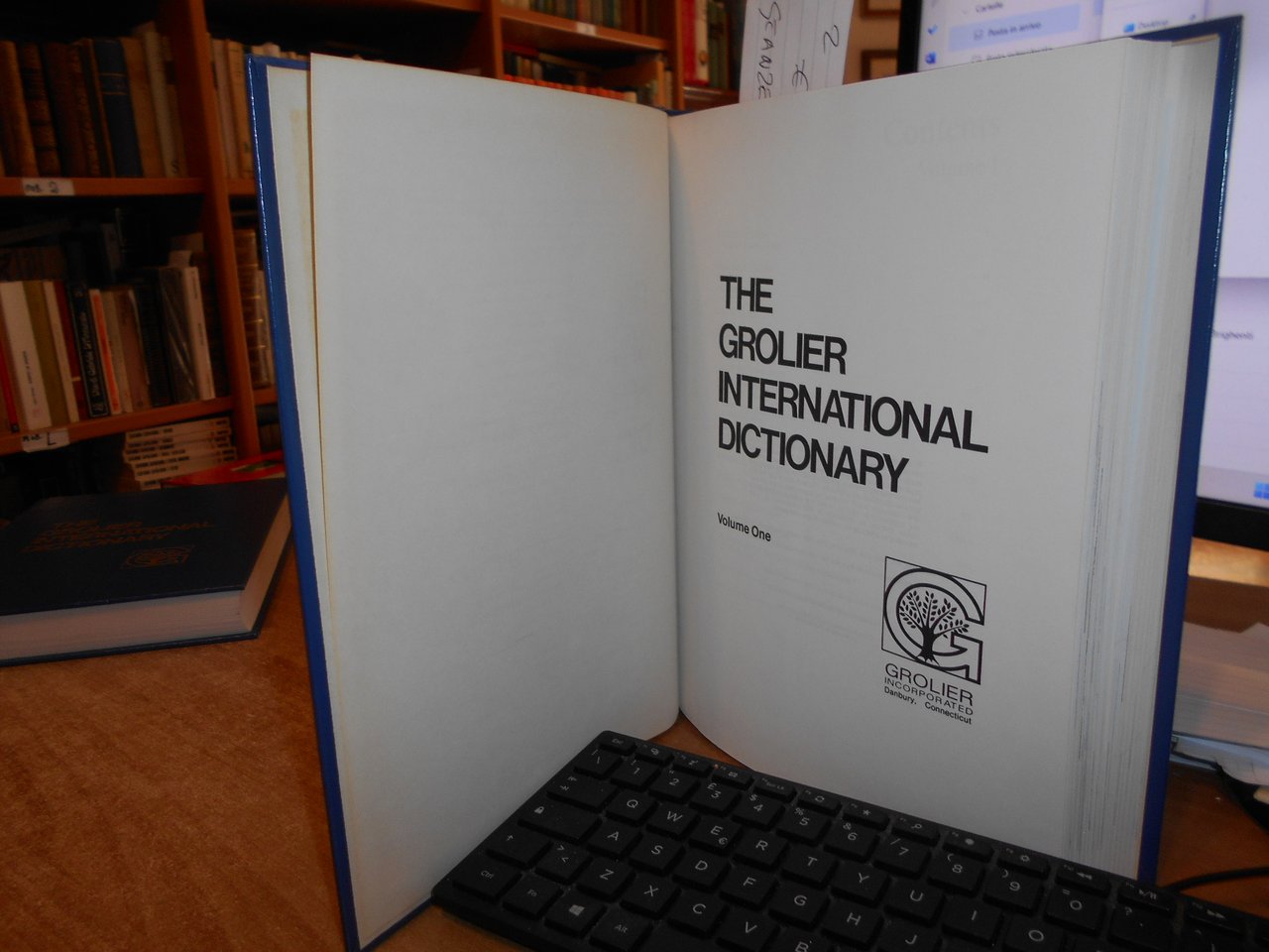 AA. VV. The GROLIER International Dictionary 1981