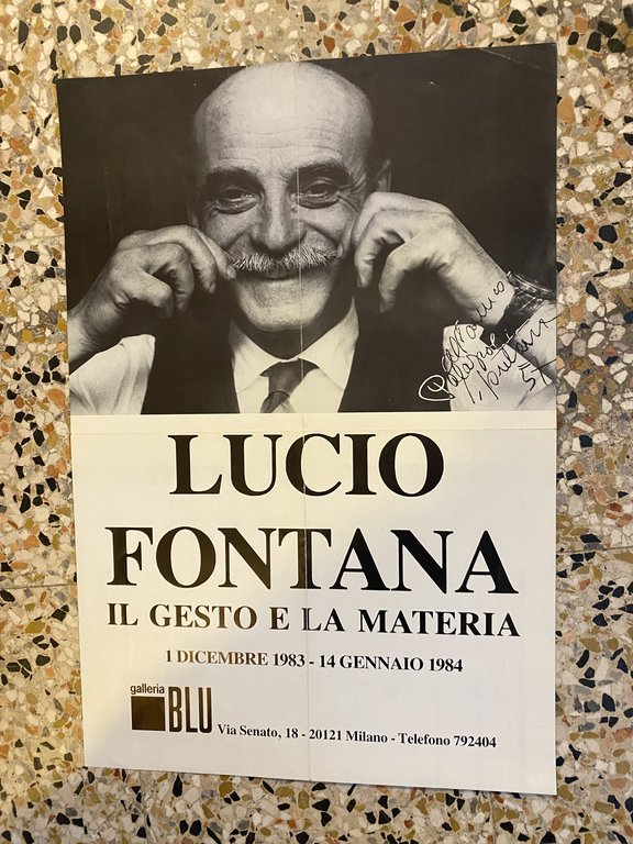 Manifesto / Poster 49 x 34 cm. Lucio Fontana il gesto e la materia Galleria Blu Milano 1 dicembre 1983 - 14 gennaio 1984