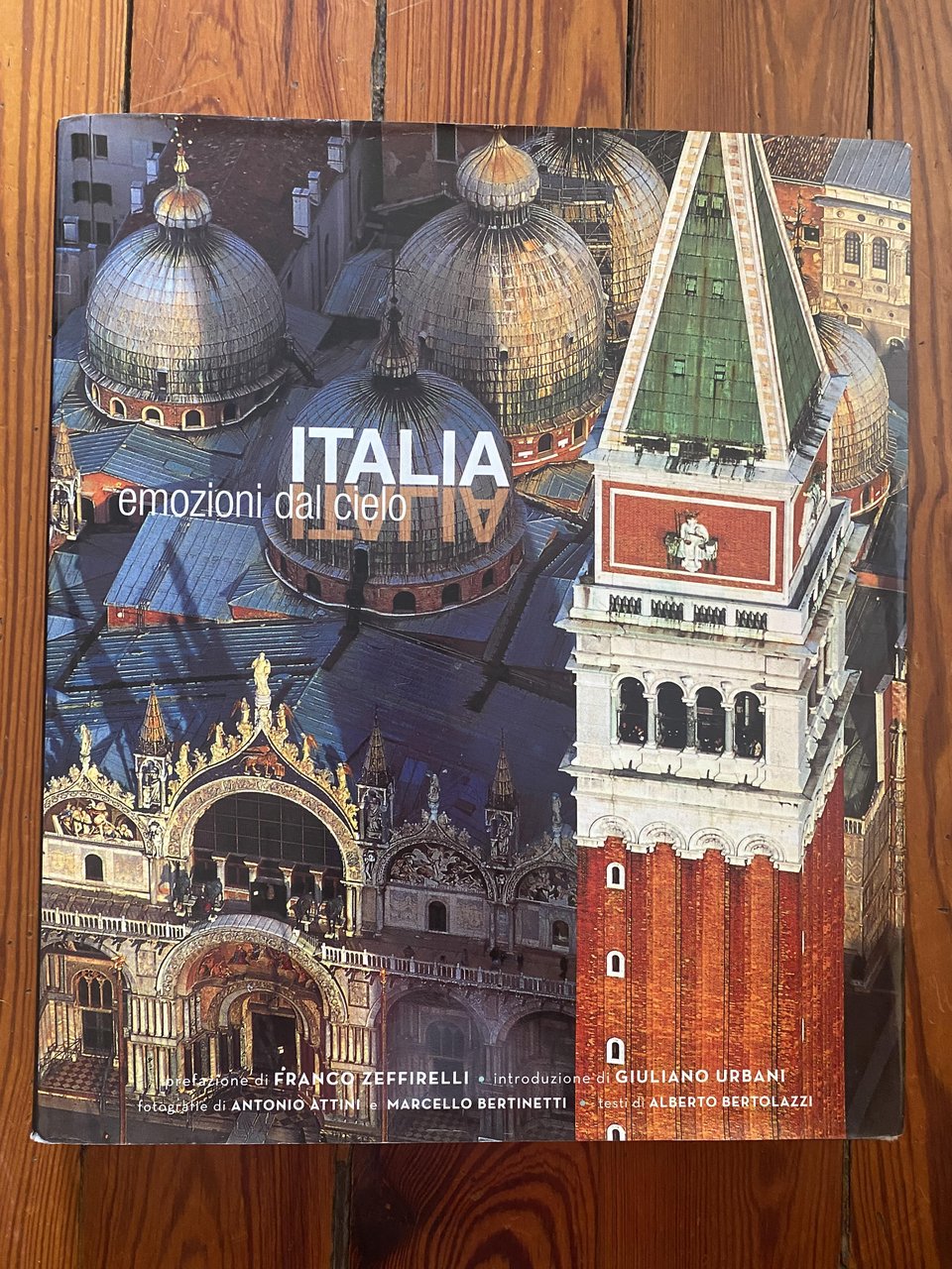 Italia, emozioni dal cielo. Edizione illustrata con DVD